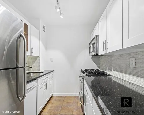 Sold by R New York | media 10