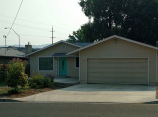 930 N Keene Way Dr, Medford, OR 97504