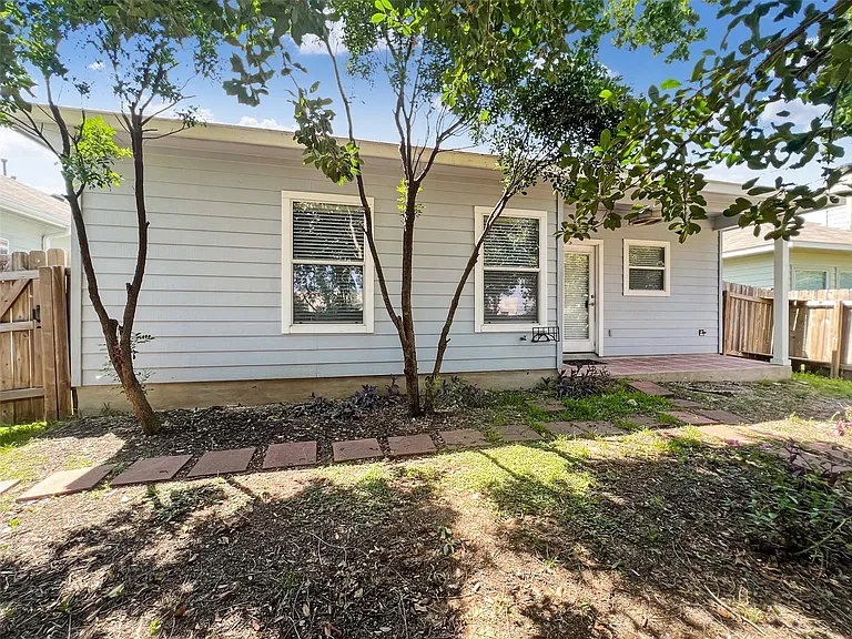 3917 Bronco Bend Loop — Photo 39