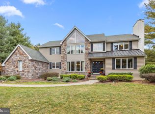 8 Skyview Dr, Warminster, PA 18974