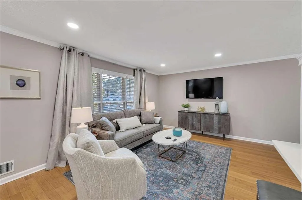 4 bed, 2.5 bath, $5,950 — Photo 2