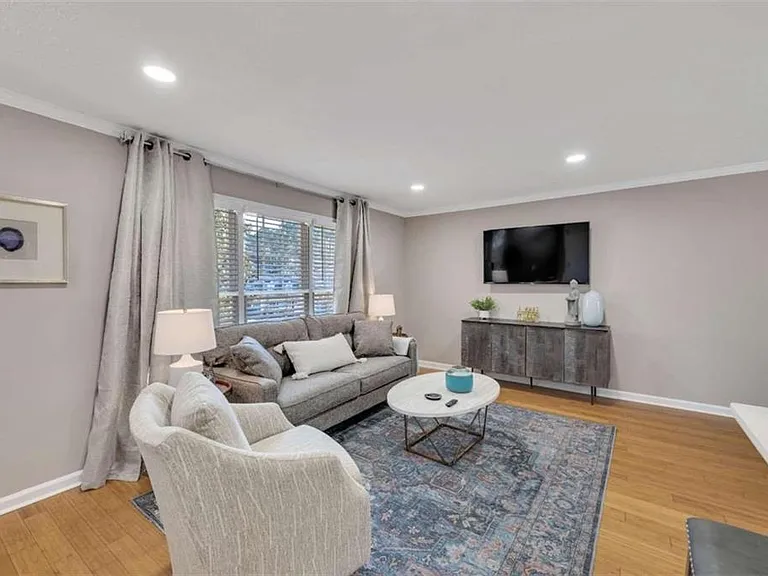 5005 Maryland Dr NW — Photo 2