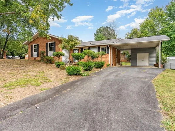 2325 Blecker Dr, Winston Salem, NC 27107