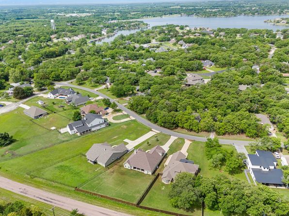 226 Colt Dr, Lake Kiowa, TX 76240