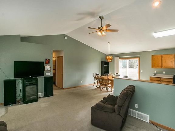5th image of 120 Redwood Ave