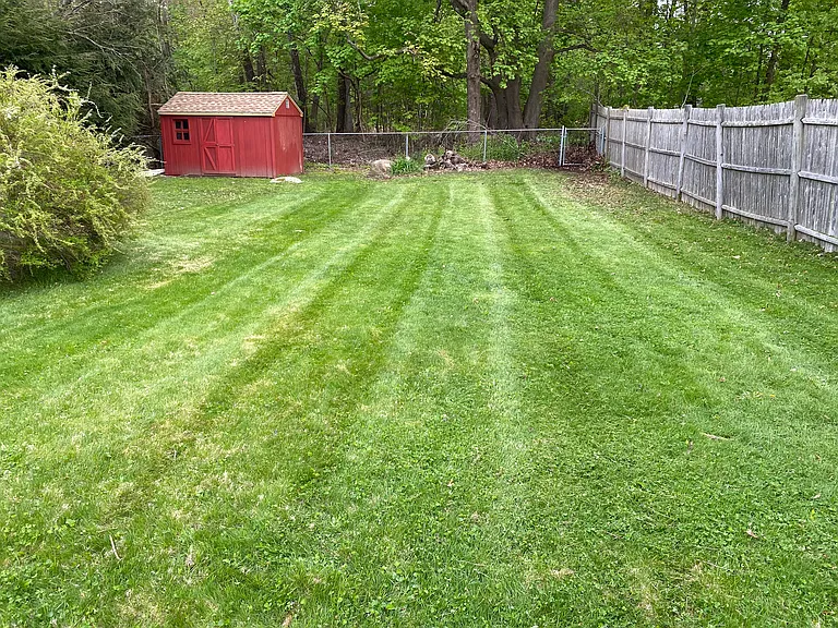 11 Ray Ave — Photo 2