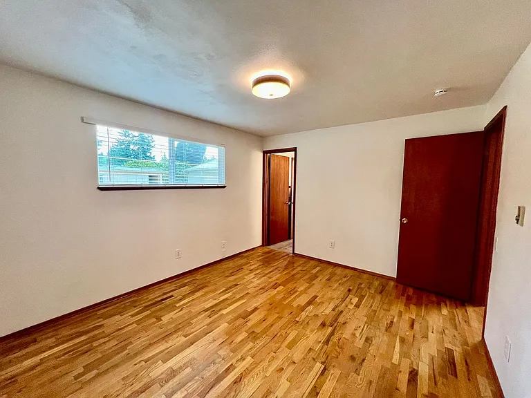 4020 15th Ct NE — Photo 17