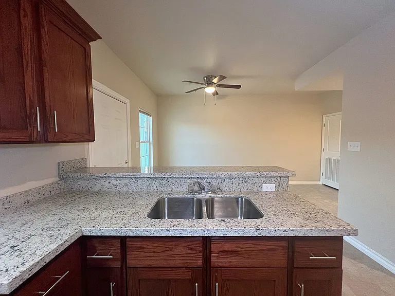 2904 E Lyon St — Photo 31