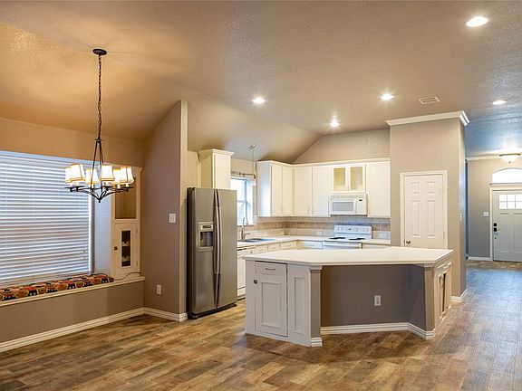 3rd image of 6100 White Pine Dr