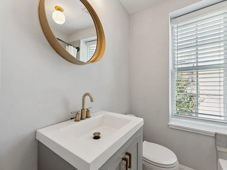 306 L St SE — Photo 25