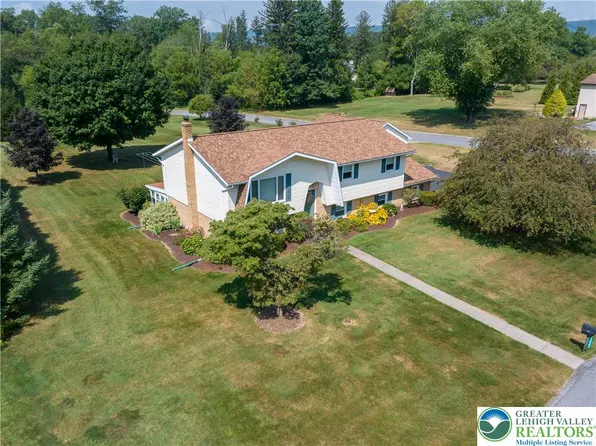 1233 Saddle Dr, Nazareth, PA 18064