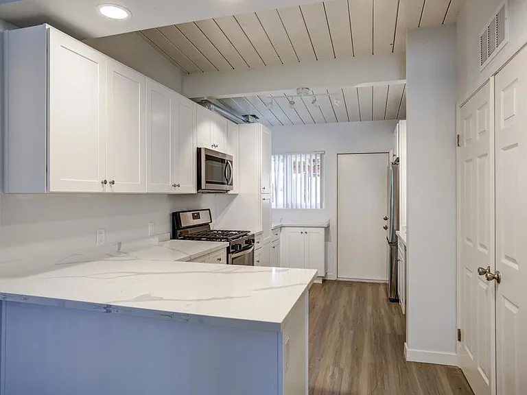 956 W 10th Ave — Photo 5