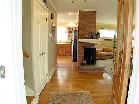4th image of 1171 Highridge Ave