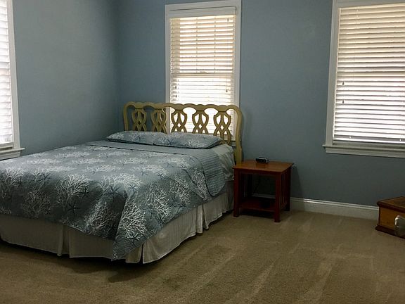 Guest room bed3