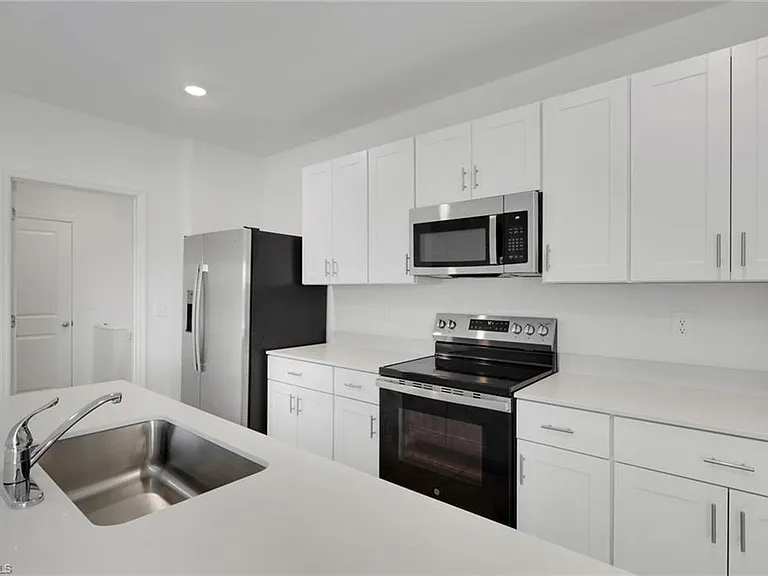 19550 Fairhill Ct — Photo 13