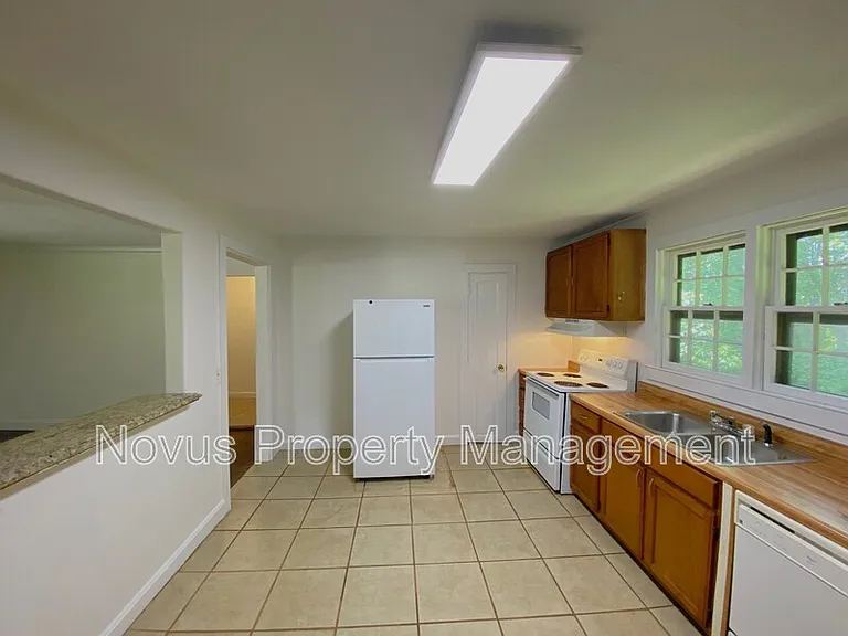 136 Watson St — Photo 6