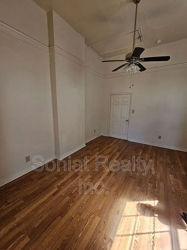 Mid City — Photo 3