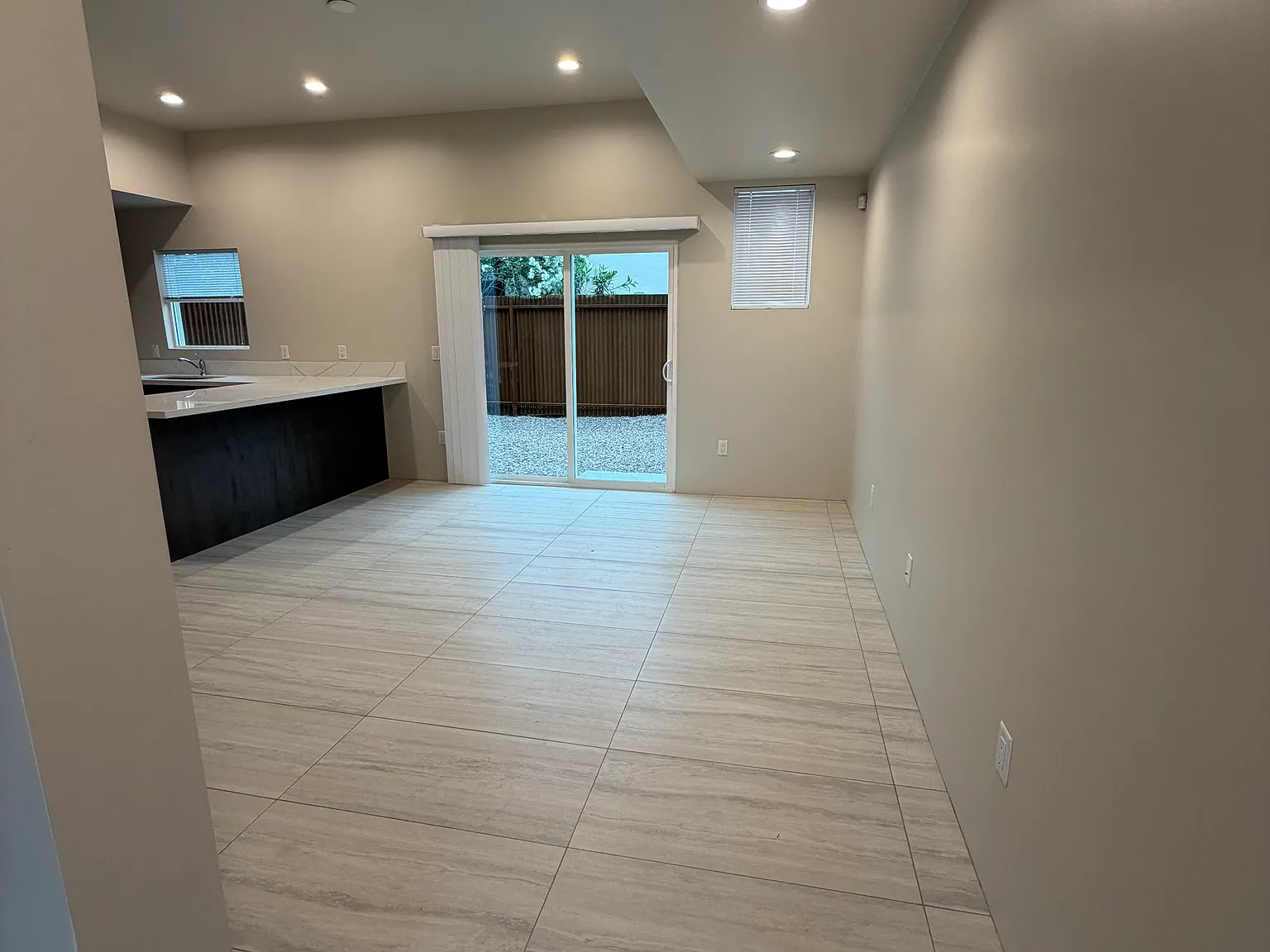 701 E Elm St — Photo 4