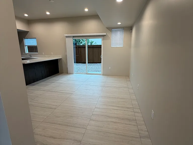 701 E Elm St — Photo 4