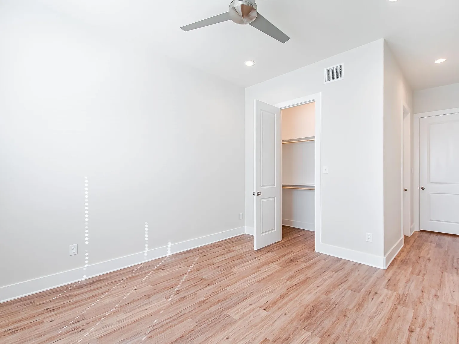 5 bed, 5.5 bath, 2649 sqft, $4,500 — Photo 3