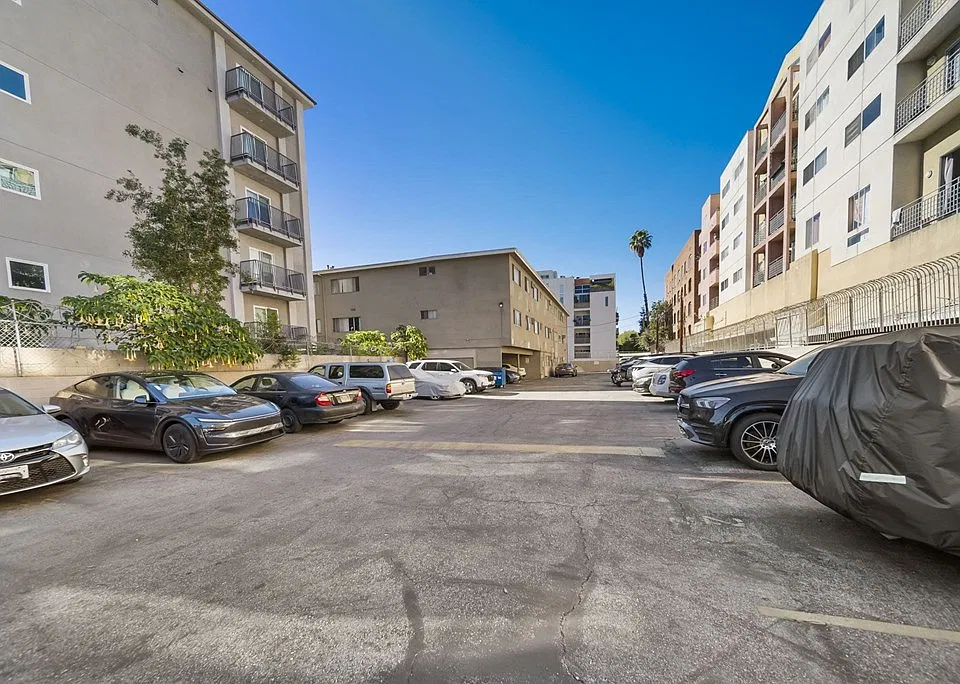 Hollywood Pointe