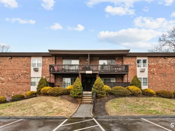 79 Balance Rock Rd APT 8, Seymour, CT 06483
