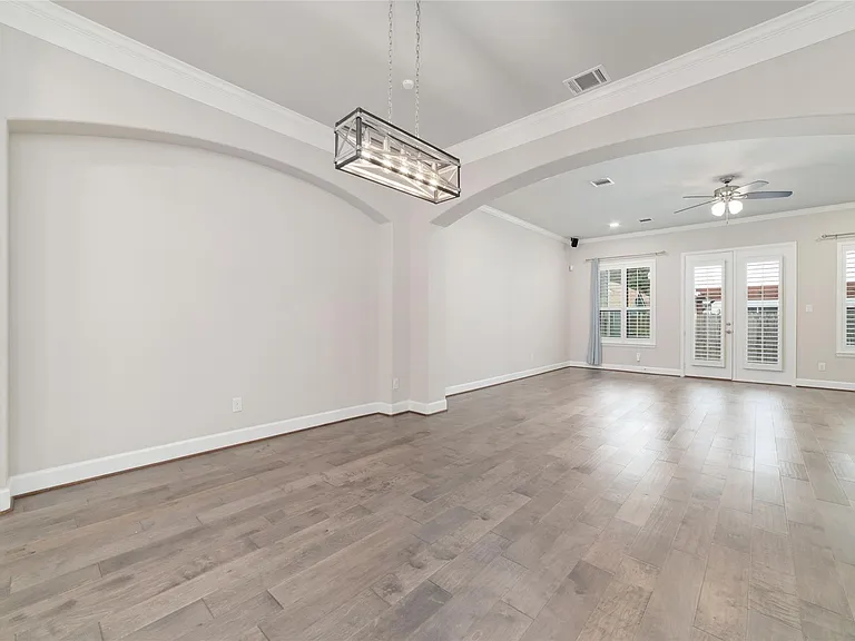 5020 Dickson St — Photo 9