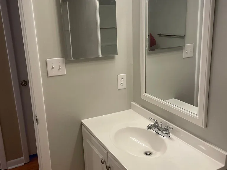 Hall bathroom 2