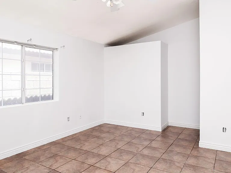 541 W Melrose Dr — Photo 7