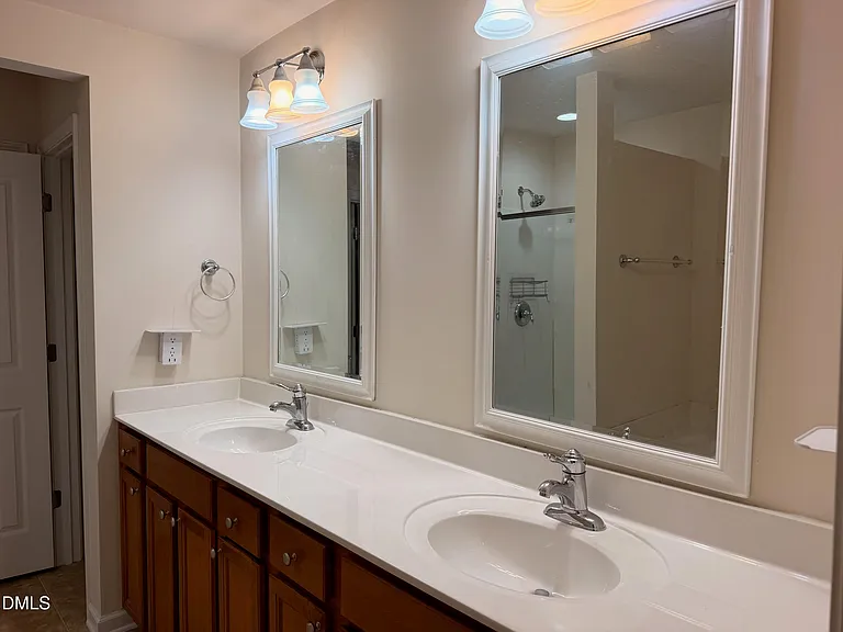 1004 Corwith Dr — Photo 7