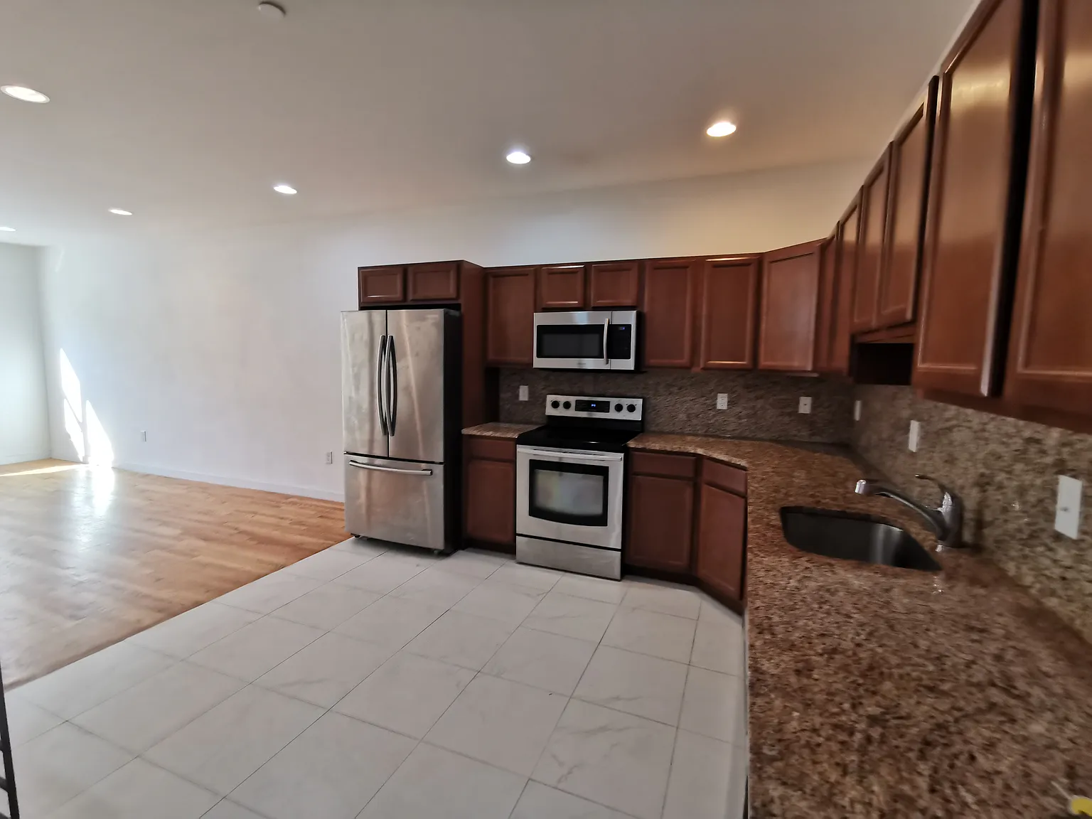 2 bed, 2.5 bath, 1400 sqft, $2,100 — Photo 3