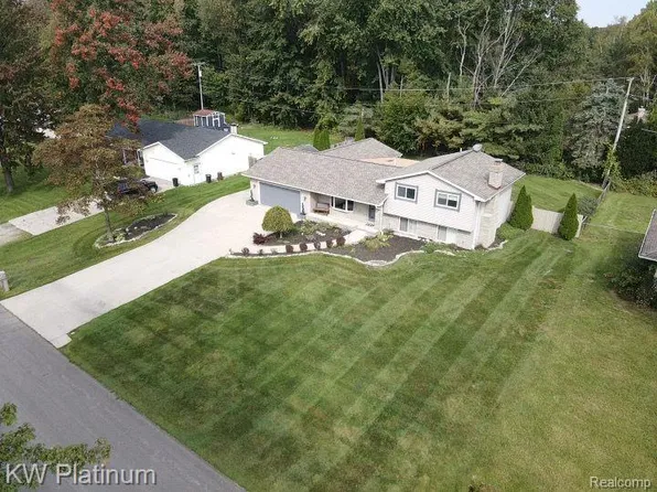 3248 N Shoreview Dr, Fort Gratiot, MI 48059