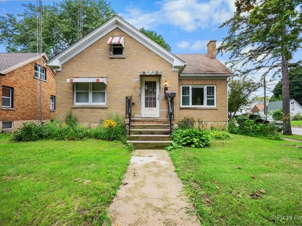 867 Clay St, Woodstock, IL 60098
