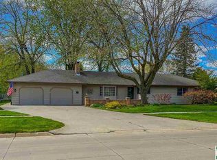 320 Florida Ave NW, Orange City, IA 51041