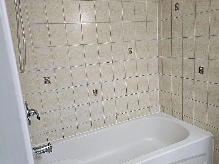 345 Queen Mary Dr — Photo 10