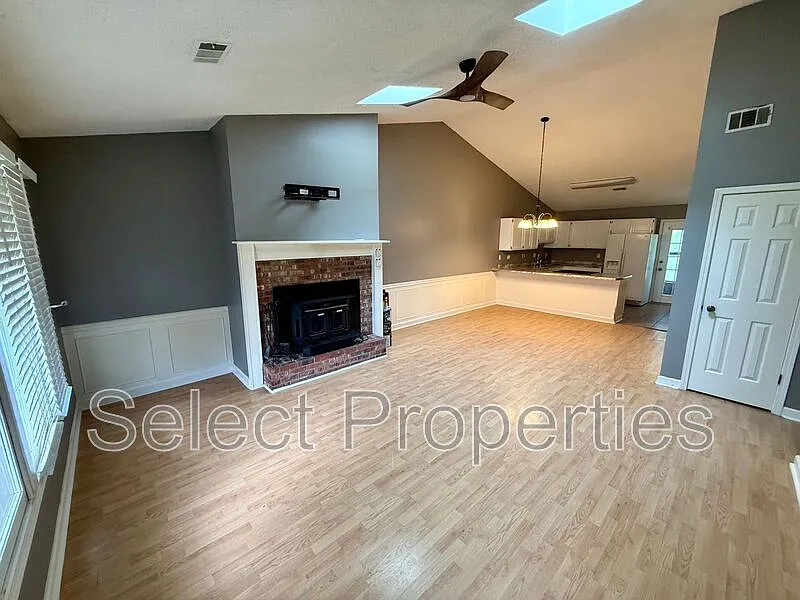 2 bed, 1.0 bath, 1100 sqft, $1,200 — Photo 3