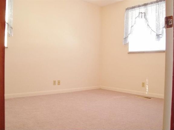 5th image of 458 Rockford Dr