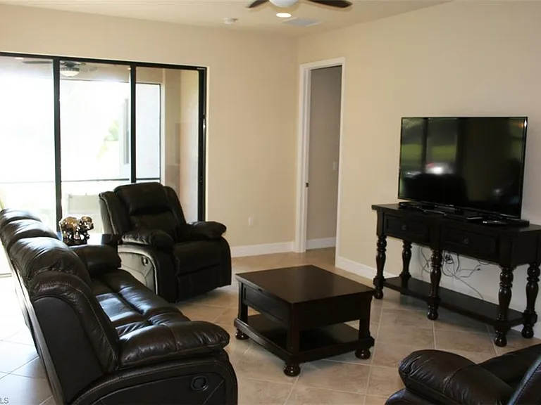 3296 Pacific Dr — Photo 6