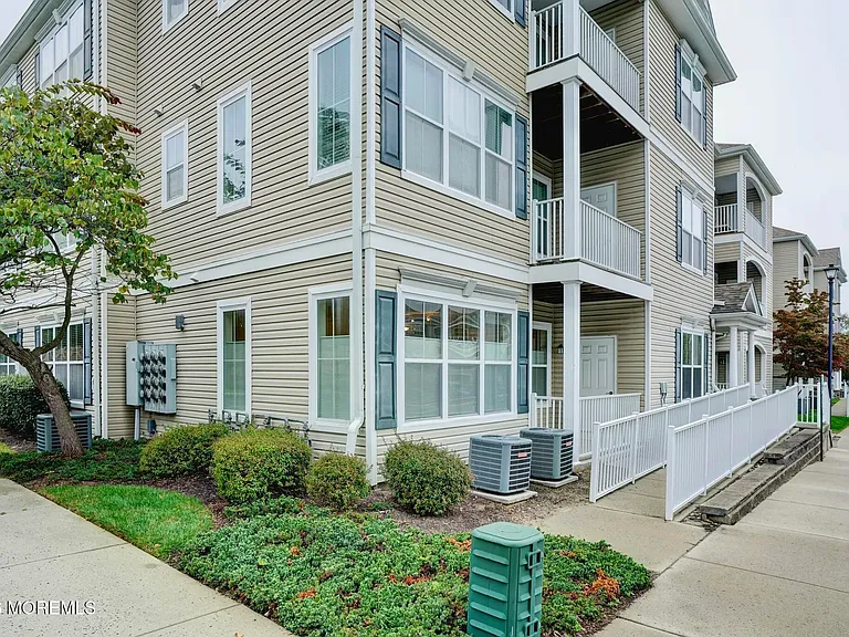 631 Sloan Ct — Photo 8