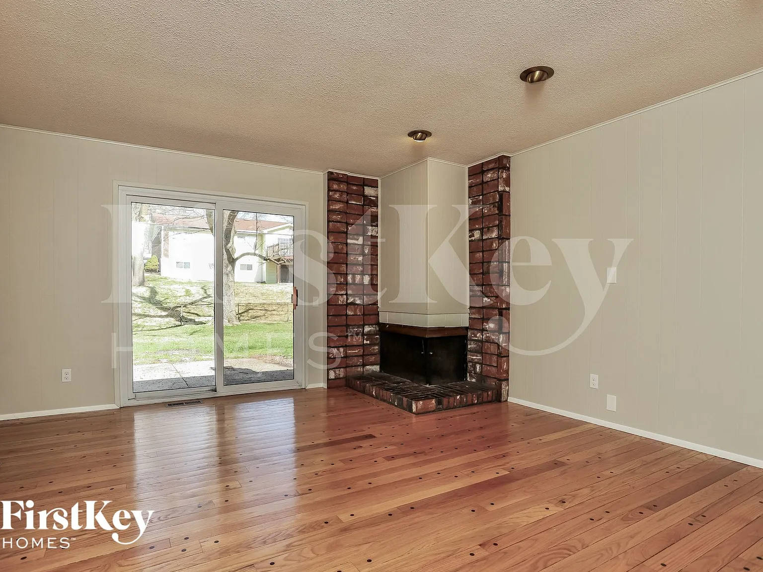3 bed, 2.0 bath, 2715 sqft, $2,590 — Photo 3