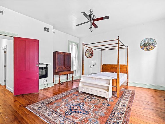 5th image of 1036 Crease St Floor 2
