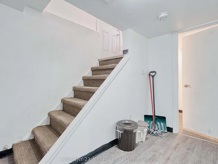724 Adelaide St N #LOWER — Photo 3