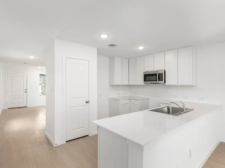 215 Zyra Ave — Photo 10