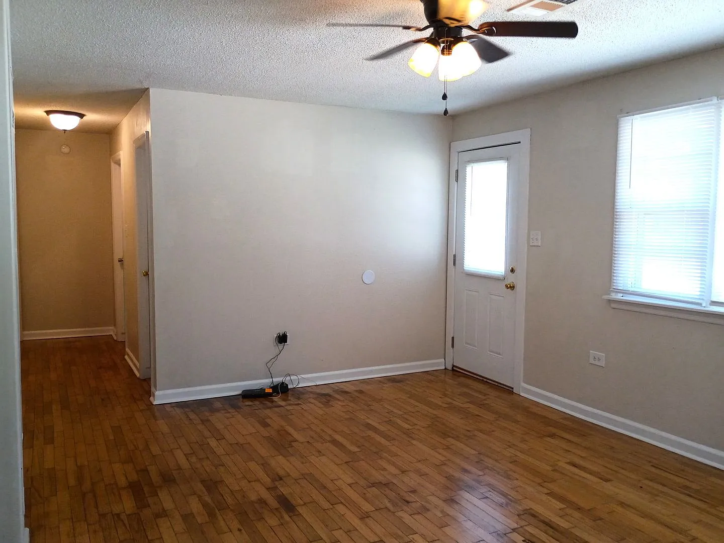 Cute 3Bed/1Bath house with fenced backyard — Photo 4