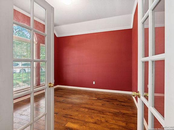 5th image of 111 Antler Cir