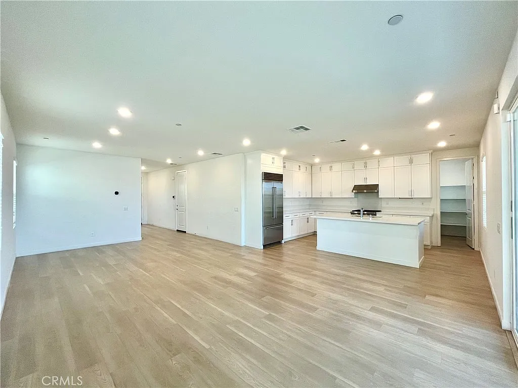 4 bed, 2.5 bath, 2280 sqft, $5,200 — Photo 3