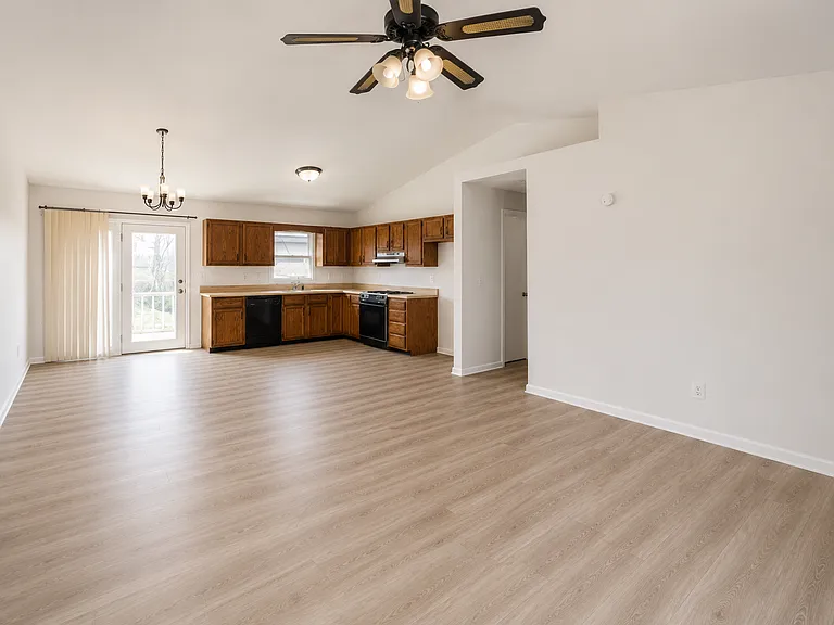 109 Lanford Dr — Photo 4