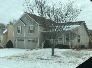 1001 NE Woodbury Ln, Lees Summit, MO 64086
