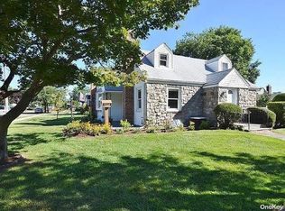 60 Mayflower Ave, Williston Park, NY 11596