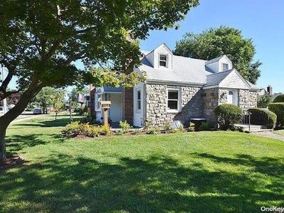 60 Mayflower Avenue, Williston Park, NY, 11596